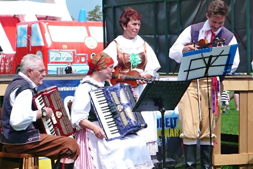 Nai muzikanti se nkdy na m mraej, e na n vh mm poudn zapomnm. Tak je tejd sem verznu rounou na zatek.