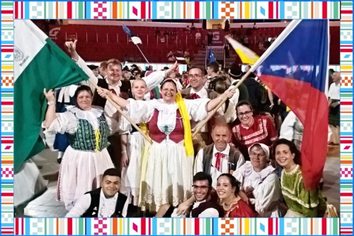 Lenka s vlajkami, pr z ns i krsn lid Bh v odkud